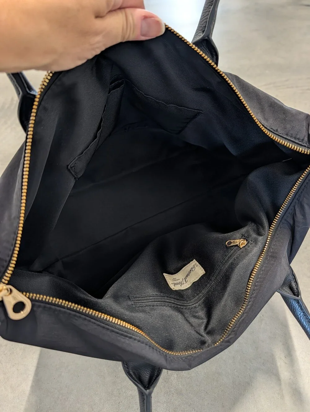 UNIVERSAL THREAD black top zip purse bag